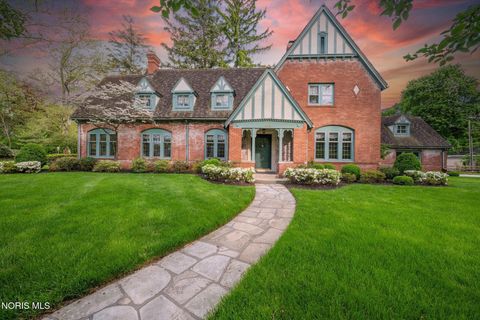 Photo of 2132 Park Road, Ottawa Hills, OH 43606 (MLS # 10007322)
