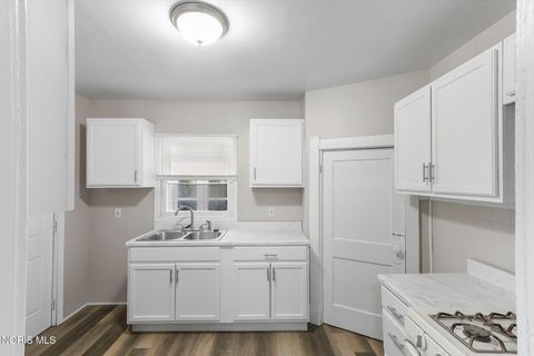 Tiny photo for 576 Dearborn Avenue, Toledo, OH 43605 (MLS # 10007120)