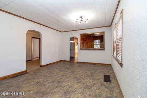 Tiny photo for 402 E Indiana Avenue, Maumee, OH 43537 (MLS # 10002498)