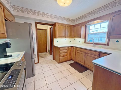 Tiny photo for 3515 Brown Road, Oregon, OH 43616 (MLS # 10004132)