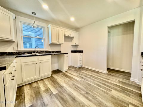 Tiny photo for 204 South Avenue, Toledo, OH 43609 (MLS # 10006441)