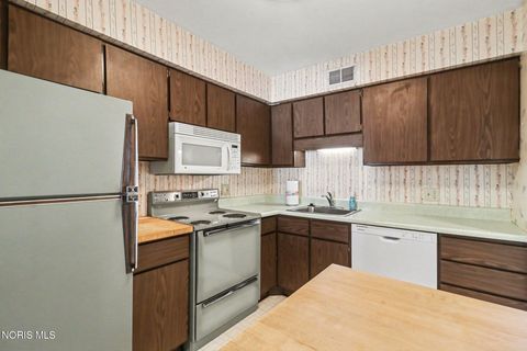 Tiny photo for 2515 W Village Drive, Toledo, OH 43614 (MLS # 10006060)