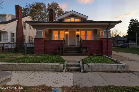 Photo of 427 Oak Street, Toledo, OH 43605 (MLS # 10001712)