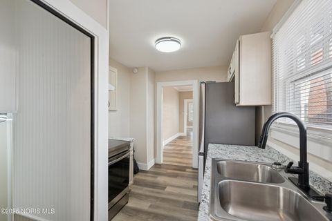 Tiny photo for 427 Oak Street, Toledo, OH 43605 (MLS # 10001712)