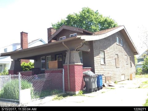 Photo of 427 Oak Street, Toledo, OH 43605 (MLS # 10001712)