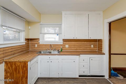 Tiny photo for 855 Brighton Avenue, Toledo, OH 43609 (MLS # 10004828)