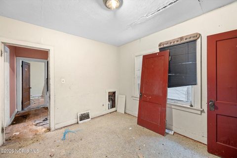 Tiny photo for 910 Woodward Avenue, Toledo, OH 43608 (MLS # 10003916)