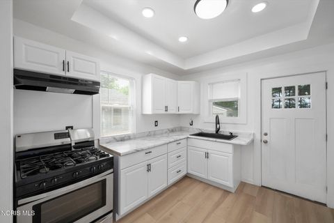 Tiny photo for 2042 Airline Avenue, Toledo, OH 43609 (MLS # 10008691)