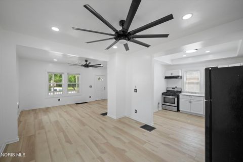 Tiny photo for 2042 Airline Avenue, Toledo, OH 43609 (MLS # 10008691)