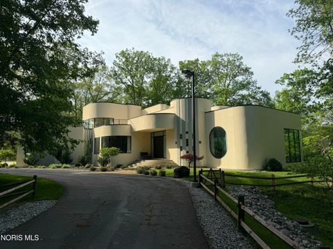 Photo of 4832 Devilbiss Court, Toledo, OH 43623 (MLS # 10008132)