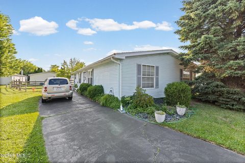 Photo of 1212 Woolcut Lane, Toledo, OH 43615 (MLS # 10009827)