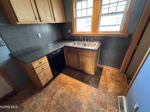 Tiny photo for 610 Dryden Drive, Toledo, OH 43612 (MLS # 10004968)