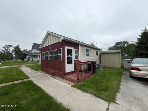 Photo of 516 Maple Street, Fostoria, OH 44830 (MLS # 10007074)