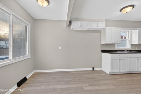 Tiny photo for 47 W Crawford Avenue, Toledo, OH 43612 (MLS # 10002460)