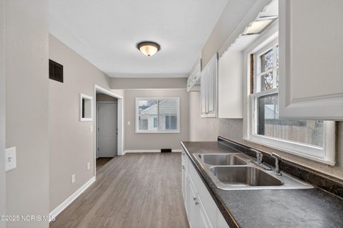 Tiny photo for 47 W Crawford Avenue, Toledo, OH 43612 (MLS # 10002460)