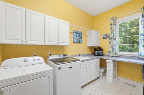 Tiny photo for 2541 N Mccord Road, Toledo, OH 43615 (MLS # 10010923)