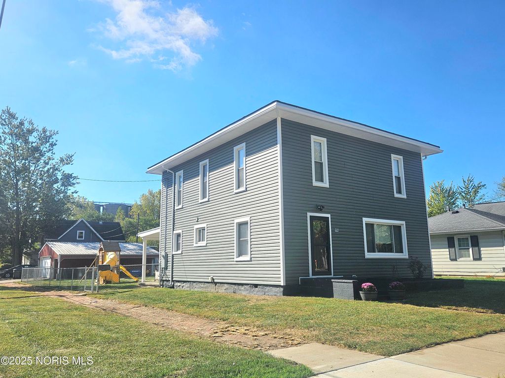 Photo for 227 E Broadway Street, North Baltimore, OH 45872 (MLS # 10000376)