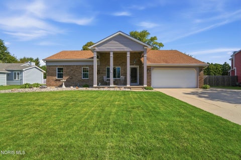 Photo of 417 Chesterfield Lane, Maumee, OH 43537 (MLS # 10008710)