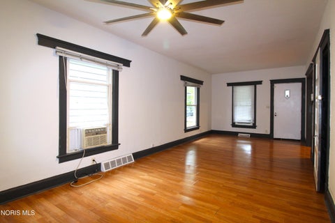 Tiny photo for 1139 Oakwood Avenue, Toledo, OH 43607 (MLS # 10013554)