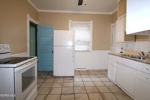 Tiny photo for 1139 Oakwood Avenue, Toledo, OH 43607 (MLS # 10013554)