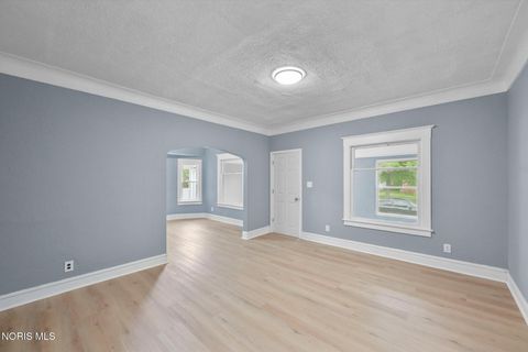 Tiny photo for 634 Nicholas Street, Toledo, OH 43609 (MLS # 10008147)