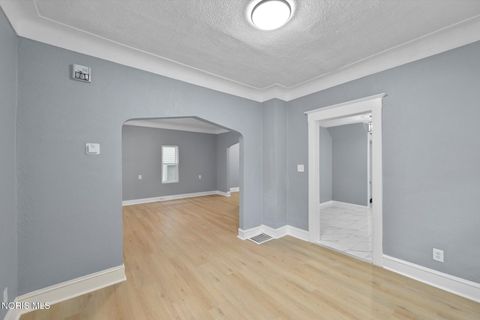 Tiny photo for 634 Nicholas Street, Toledo, OH 43609 (MLS # 10008147)