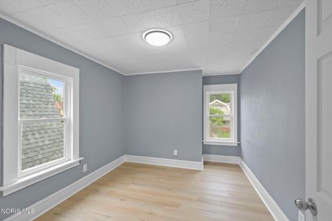 Tiny photo for 634 Nicholas Street, Toledo, OH 43609 (MLS # 10008147)