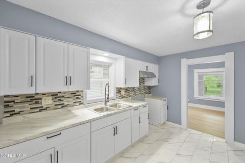 Tiny photo for 634 Nicholas Street, Toledo, OH 43609 (MLS # 10008147)