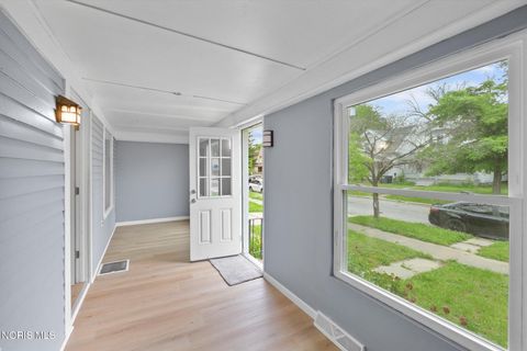 Tiny photo for 634 Nicholas Street, Toledo, OH 43609 (MLS # 10008147)