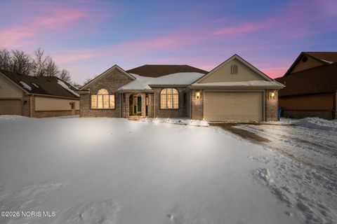 Photo of 1301 Oaktree Court, Oregon, OH 43616 (MLS # 10003788)