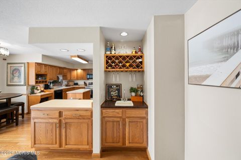 Tiny photo for 1301 Oaktree Court, Oregon, OH 43616 (MLS # 10003788)