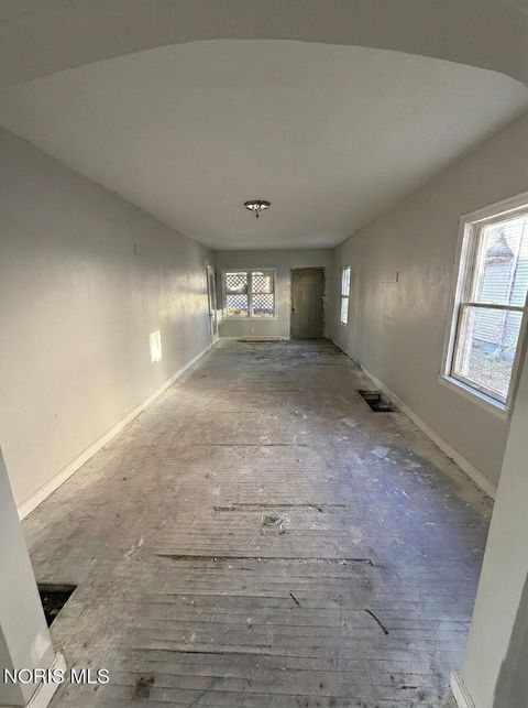 Tiny photo for 1019 Gordon Street, Toledo, OH 43609 (MLS # 10004671)