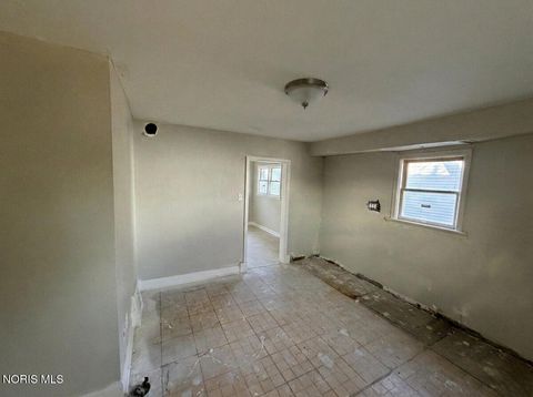 Tiny photo for 1019 Gordon Street, Toledo, OH 43609 (MLS # 10004671)