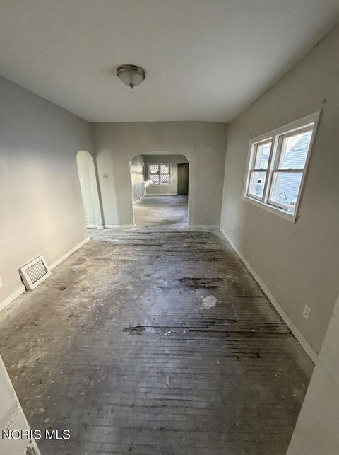 Tiny photo for 1019 Gordon Street, Toledo, OH 43609 (MLS # 10004671)