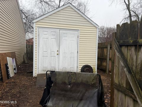 Tiny photo for 216 Deigle Drive, Toledo, OH 43615 (MLS # 10005090)