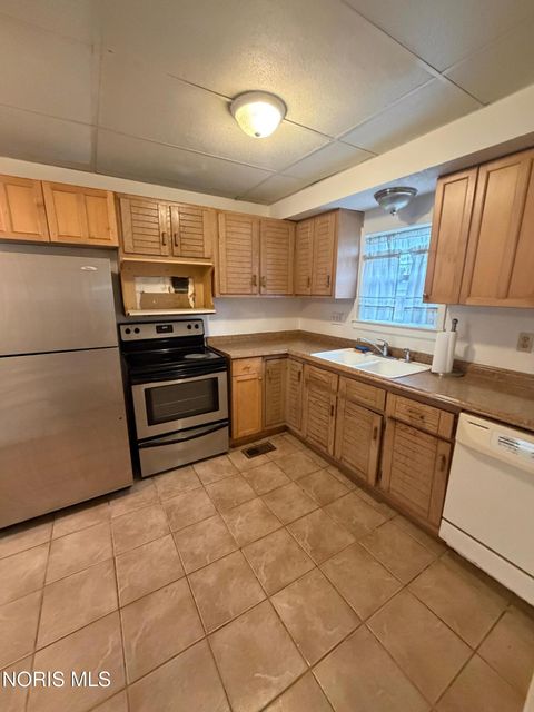 Tiny photo for 216 Deigle Drive, Toledo, OH 43615 (MLS # 10005090)