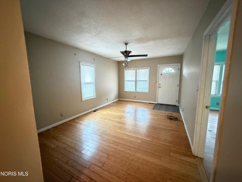 Tiny photo for 216 Deigle Drive, Toledo, OH 43615 (MLS # 10005090)