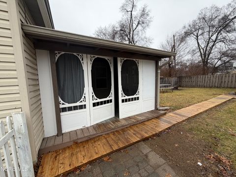 Tiny photo for 216 Deigle Drive, Toledo, OH 43615 (MLS # 10005090)