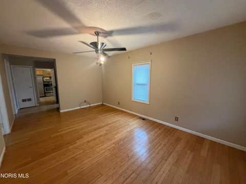 Tiny photo for 216 Deigle Drive, Toledo, OH 43615 (MLS # 10005090)