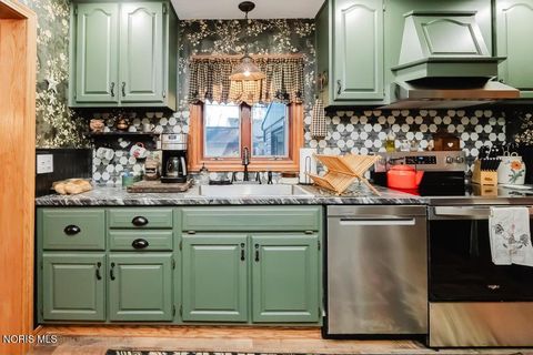 Tiny photo for 2419 Hollybrook Drive, Findlay, OH 45840 (MLS # 10004932)