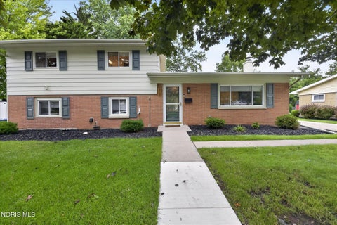 Photo of 513 Mcintyre Lane, Maumee, OH 43537 (MLS # 10011928)
