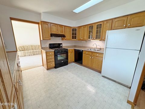 Tiny photo for 1029 Fort Drive, Bowling Green, OH 43402 (MLS # 10010268)