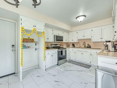 Tiny photo for 2130 Richards Road #Apt 1, Ottawa Hills, OH 43606 (MLS # 10005391)