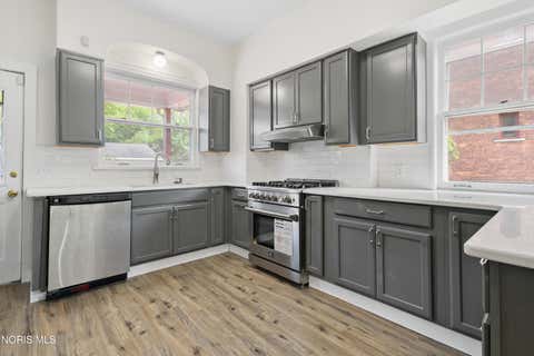 Tiny photo for 2108 Glenwood Avenue, Toledo, OH 43620 (MLS # 10009586)