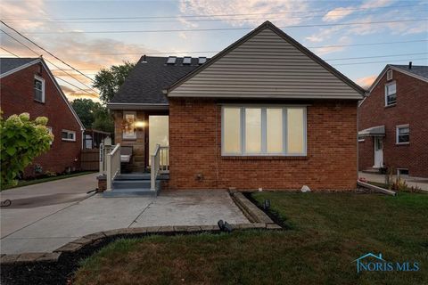 Photo of 4113 S Detroit Avenue, Toledo, OH 43614 (MLS # 6136267)