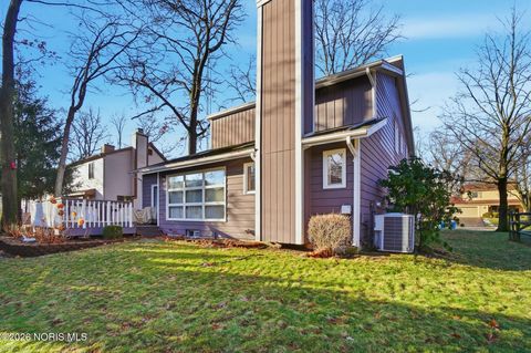 Tiny photo for 2402 Cheshire Woods Road, Toledo, OH 43617 (MLS # 10003126)