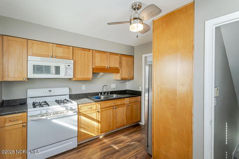 Tiny photo for 2426 106th Street, Toledo, OH 43611 (MLS # 10003933)