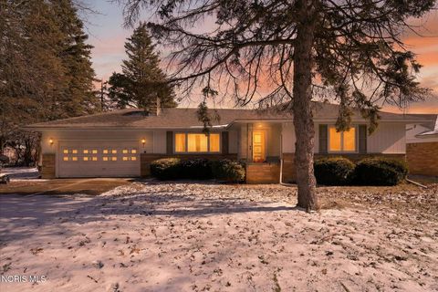 Photo of 2109 Heatherlawn Drive, Toledo, OH 43614 (MLS # 10004319)