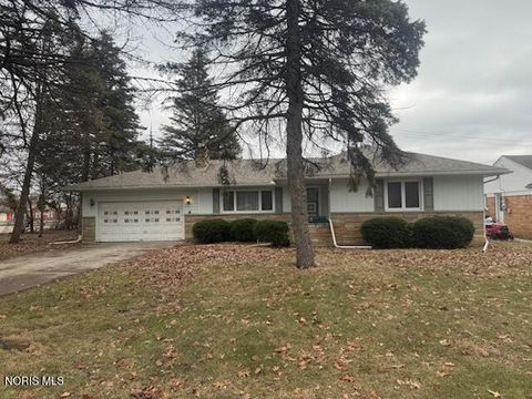 Photo of 2109 Heatherlawn Drive, Toledo, OH 43614 (MLS # 10004319)