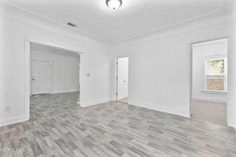 Tiny photo for 245 E Delaware Avenue, Toledo, OH 43608 (MLS # 10008526)